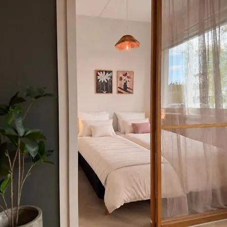 Luxury In The Center - Stunning 2 Bedroom - Free Parking *