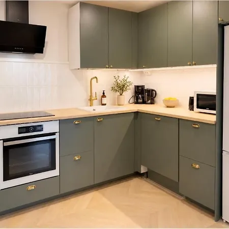 Luxury In The Center - Stunning 2 Bedroom - Free Parking