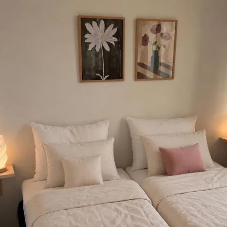 Luxury In The Center - Stunning 2 Bedroom - Free Parking