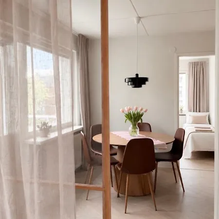 Luxury In The Center - Stunning 2 Bedroom - Free Parking *
